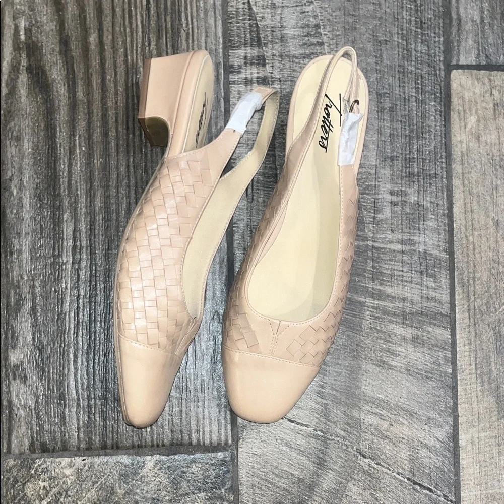 NWOT Trotters 1.5”  Cream Woven leather slingback Flats